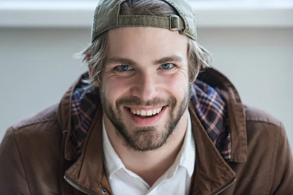 Uomo con sorriso sulla barba indossare berretto da baseball — Foto Stock