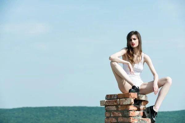Chica en traje de baño de moda blanco sexy en la chimenea —  Fotos de Stock