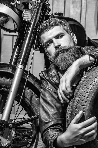 Brodaty mężczyzna hipster biker — Zdjęcie stockowe