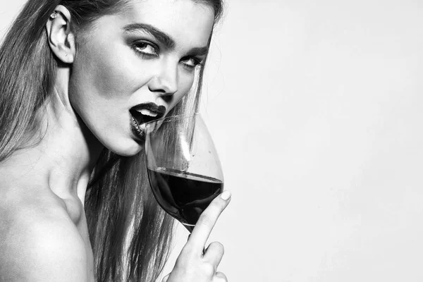 유리에서 와인을 마시는 빨간색 입술 예쁜 여자 — 스톡 사진