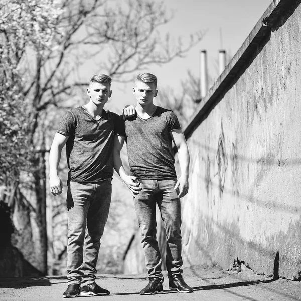 Twin Brothers pose en plein air — Photo