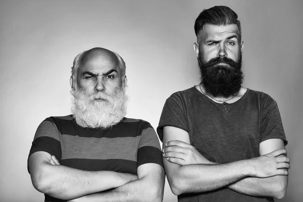 Vieux et jeunes hommes barbus — Photo