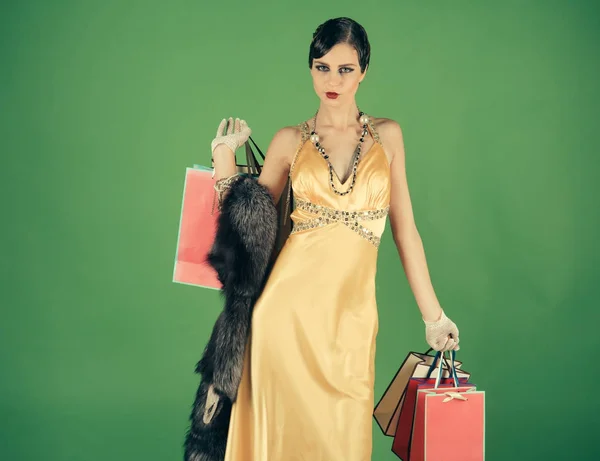 Kvinna med retro hår, smink och shopping väska. — Stockfoto