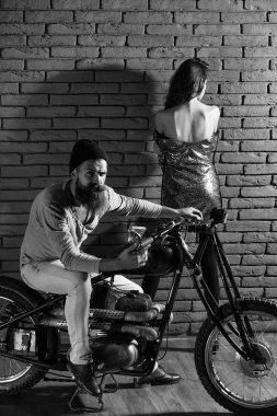 Motosikletli sakallı motorcu.