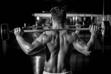 kaslı adam spor salonunda eğitim