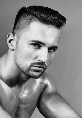 Yakışıklı adam veya kas maço