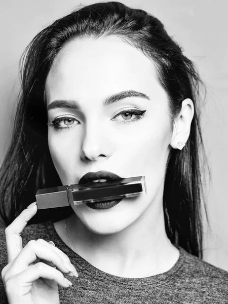 Kırmızı ruj seksi kadın