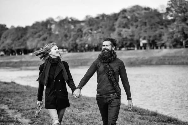 Sonbahar parkında genç bir çift