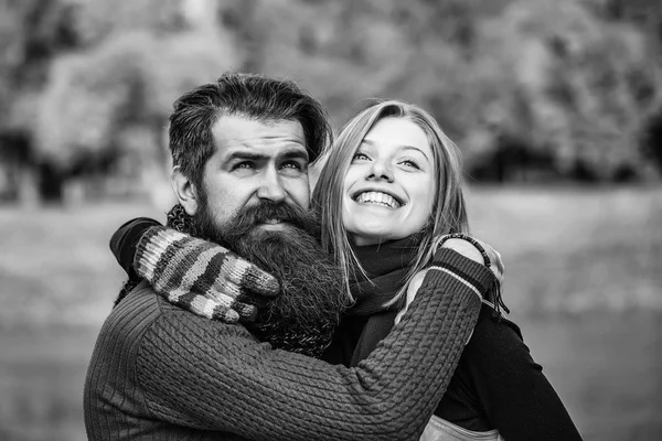 Sonbahar parkında genç bir çift