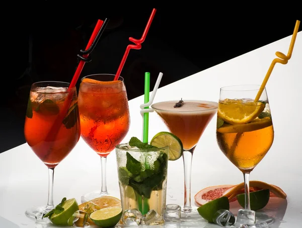 Cocktails auf schwarz-weißem Hintergrund mit Mojito. — Stockfoto