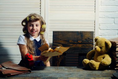 Kıvırıcı saç küçük kızla.