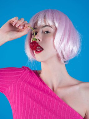 Kız yapay saç tutun kırmızı dut el.