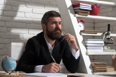 Eğitim ve bilgi kavramı. Profesör düşünceli yüz