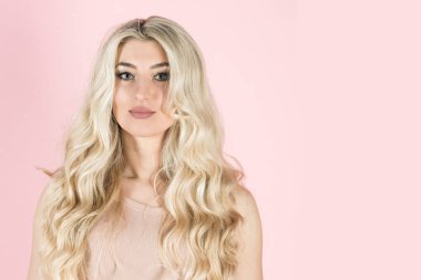 Moda model poz Studio pembe bir arka plan üzerinde.
