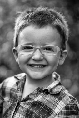 Mutlu komik kırmızı saçlı çocuk