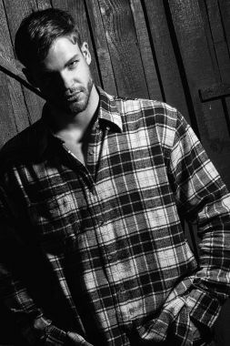 Kareli gömlekli adam