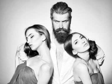 Sakallı adam ve iki kadın