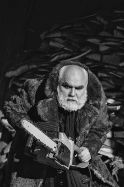 Sakallı ihtiyar chainsaw ile