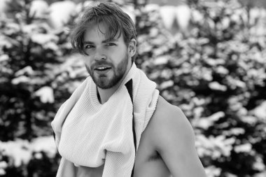 yakışıklı bir adam kış orman