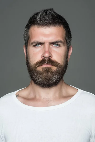Людина з довгою бородою і вусами. — стокове фото