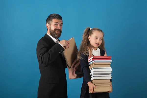 Menina de uniforme e homem barbudo. Pai e colegial — Fotografia de Stock