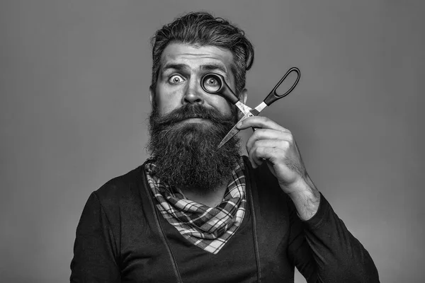 Homme barbu avec ciseaux coiffeur — Photo