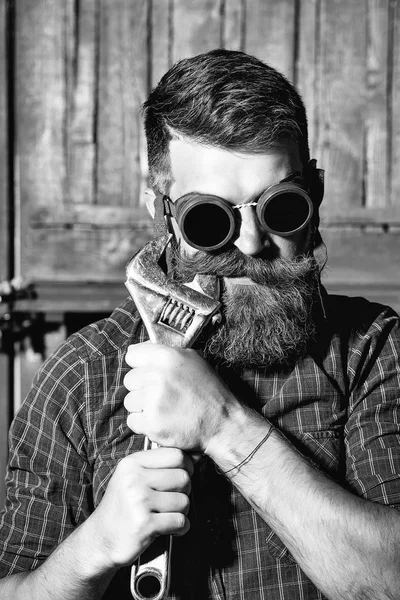 Bärtiger Mann zieht Hipster Zahn — Stockfoto