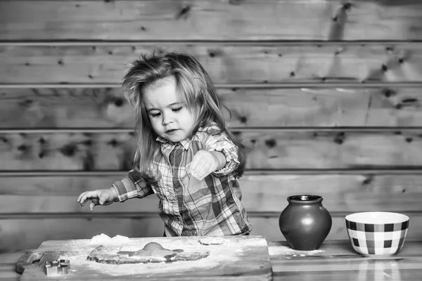 Söta barn matlagning med degen, mjöl, ägg och skål — Stockfoto