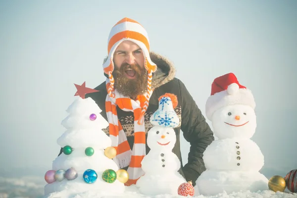 Man winking with snowy sculptures — Stock Photo, Image