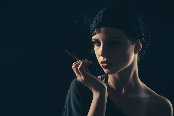 Dívka kouření cigaret v náustku, vintage. — Stock fotografie