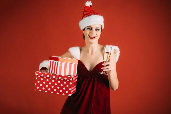 Kerst gelukkige vrouw drinken champagne. — Stockfoto