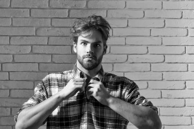 Şaşırmış yakışıklı adam düğmeleri gömlek