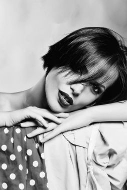 ellerini kafasına kadınla