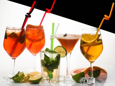 Alkollü içecek ve meyve restoranda.