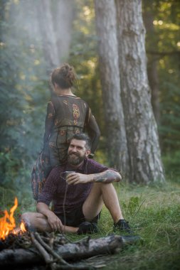 Ormanda kamp ateşi kaç yürüyüşçü dinlenin