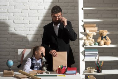 Liseli kız ve baba merak yüzü olan kitap tutun