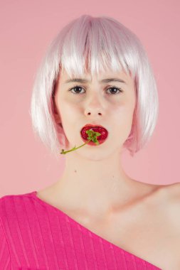 Peruk kadında hiç makyaj pembe arka plan vardır..