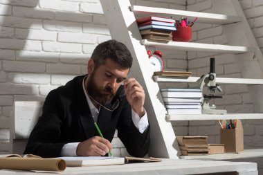 Okul eğitim ve hazırlık kavram. Öğretmen ve okul malzemeleri