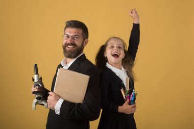 Eğitim ve okul kavramı dön. Kız ve erkek