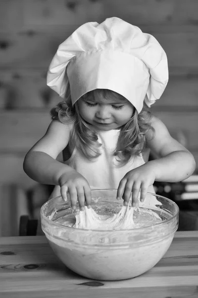 Menino feliz criança cozinhar amassar massa — Fotografia de Stock