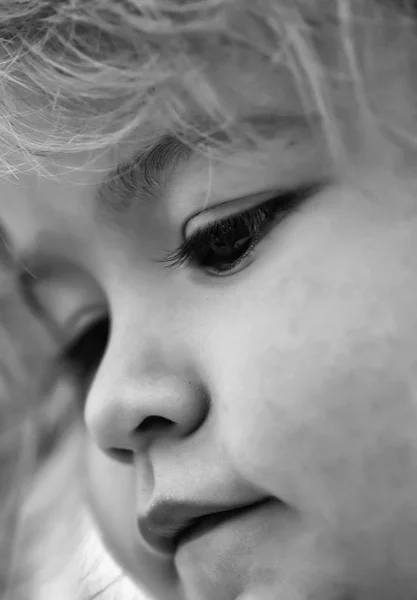 Adorabile faccia di ragazzo carino bambino — Foto Stock