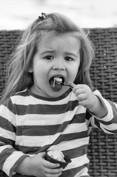 야외 카페에서 맛 있는 아이스크림을 먹는 귀여운 아기 — 스톡 사진