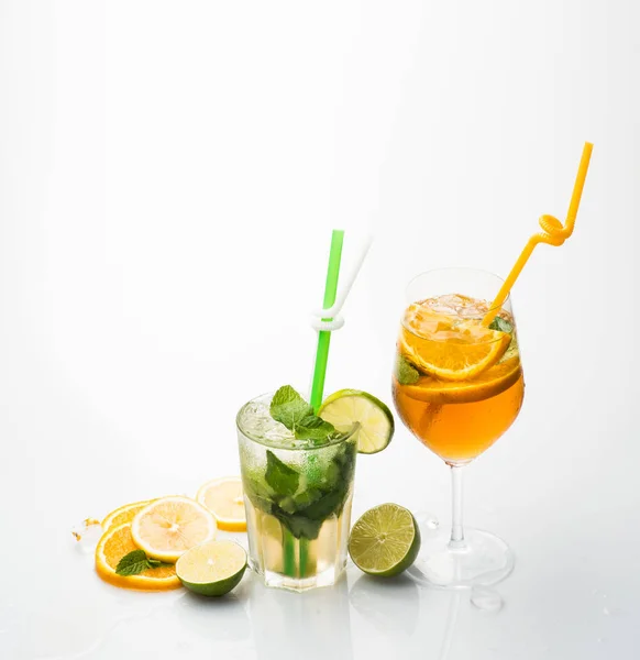 Ovocné řezy a koktejlové sklenice na baru. — Stock fotografie
