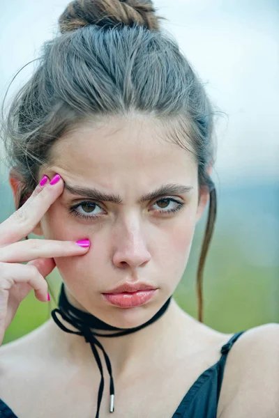 Düşünme yüz kızla poz doğal ortamda