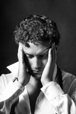 Bugüne kadar untied kırmızı yay ile maço adam