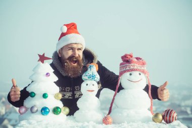 Santa claus kap içinde Yaşasın vererek hipster eller