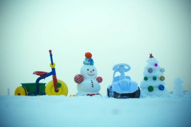 Kardan adam ve kar xmas ağacı üzerinde mavi gökyüzü