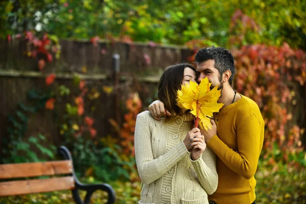 Homem e mulher com folhas de árvore amarela . — Fotografia de Stock