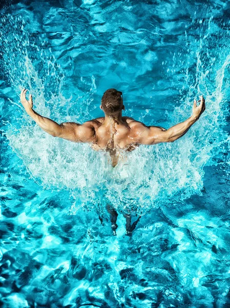 Homem nadador nadar na piscina de água azul — Fotografia de Stock