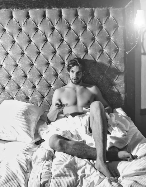 Homem barbudo na cama com café — Fotografia de Stock